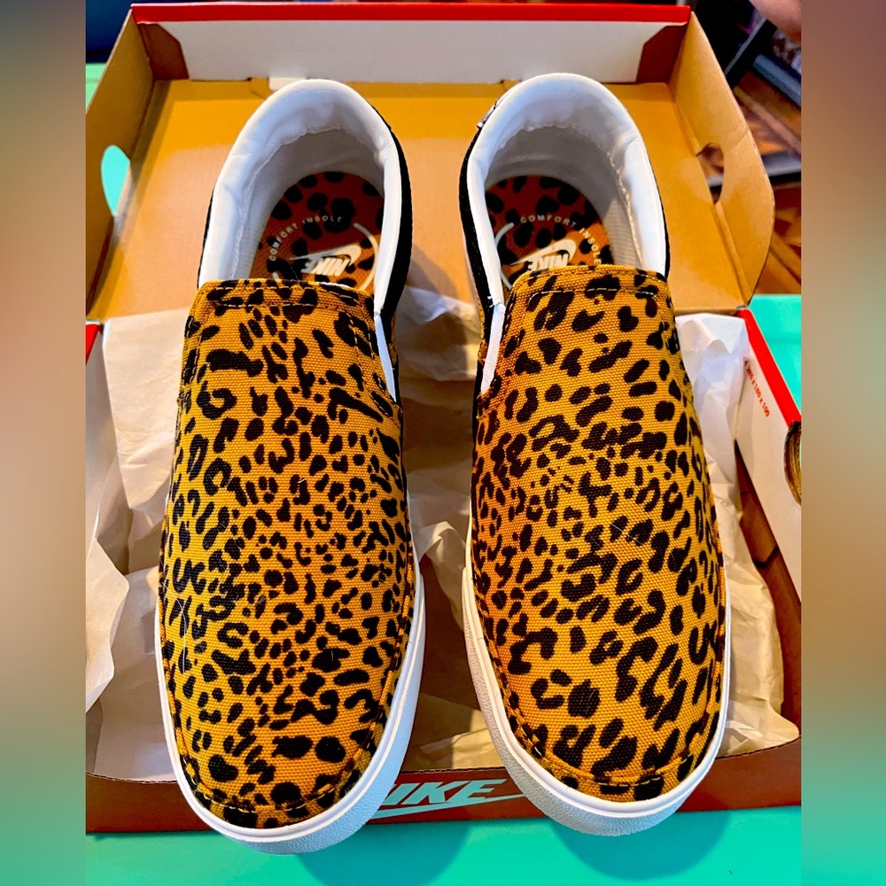 Women’s NIKE Slip on Court Legacy